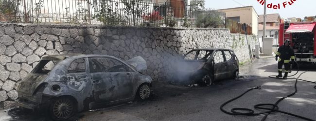 Ariano Irpino| In fiamme 2 auto in sosta, intervengono i vigili del fuoco