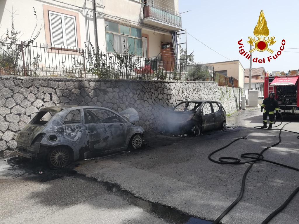 Ariano Irpino| In fiamme 2 auto in sosta, intervengono i vigili del fuoco