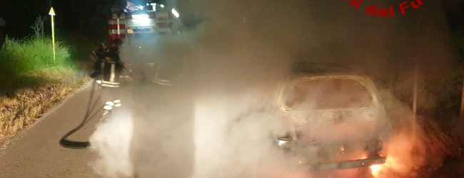 Roccabascerana| Auto in fiamme nella notte, spavento per un uomo e una donna che erano a bordo