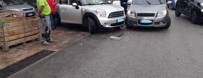 Impatto tra due auto in via Compagna,nessun ferito