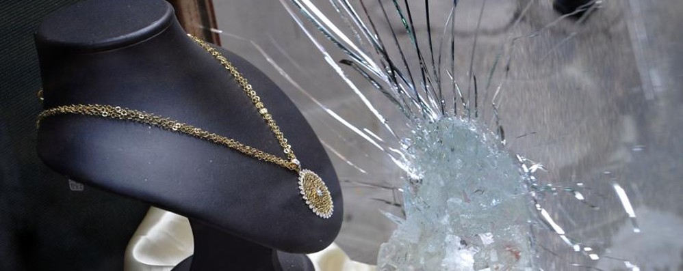 Spari e rapina in gioielleria, paura a Dugenta