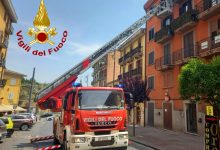 Avellino| Calcinacci dai balconi di un palazzo a corso Umberto I, intervengono i vigili del fuoco