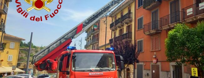 Avellino| Calcinacci dai balconi di un palazzo a corso Umberto I, intervengono i vigili del fuoco