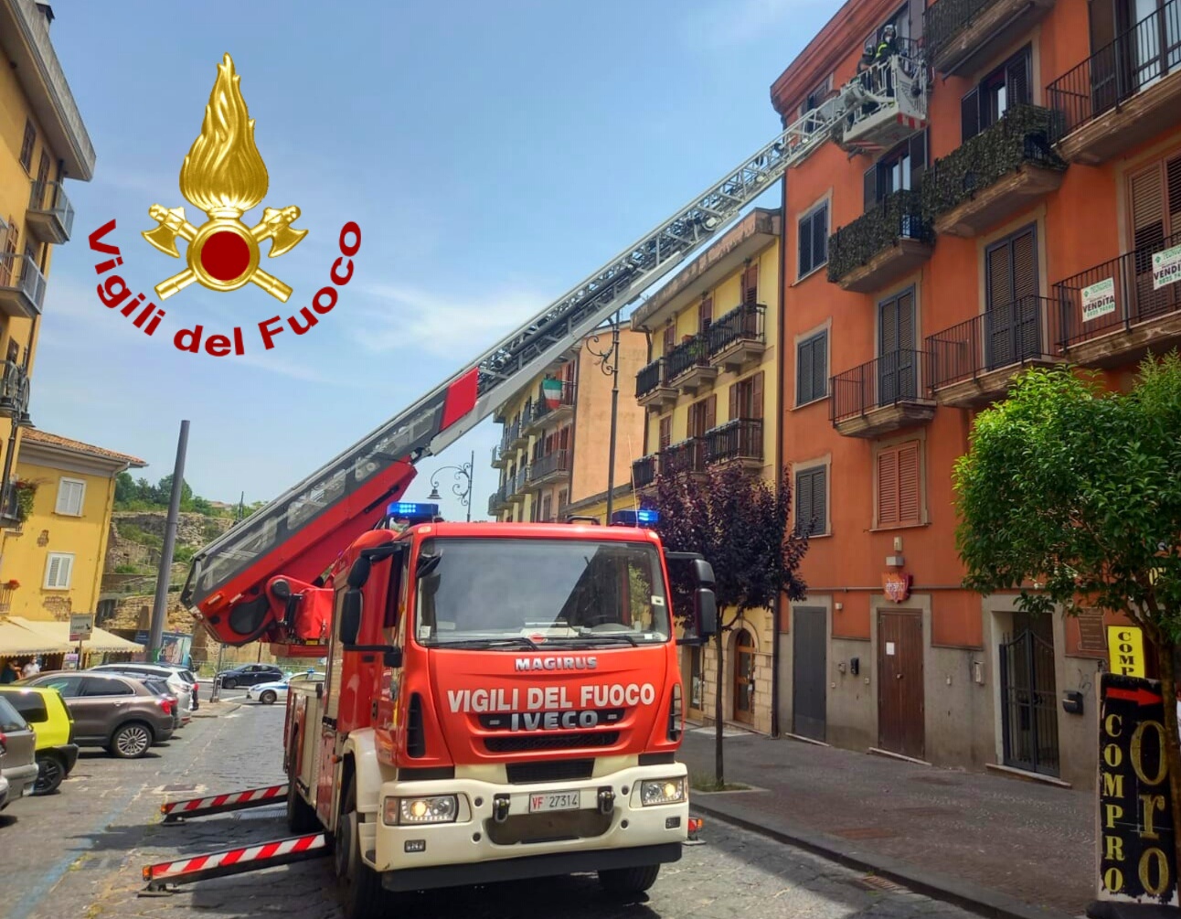 Avellino| Calcinacci dai balconi di un palazzo a corso Umberto I, intervengono i vigili del fuoco