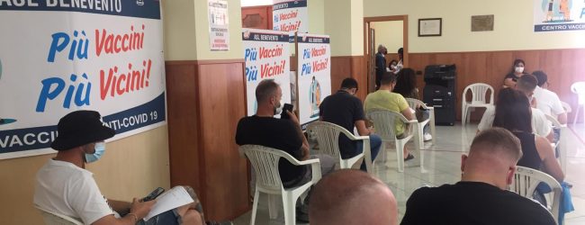 Vaccini Astrazeneca ai giovani, la scienza si confronta