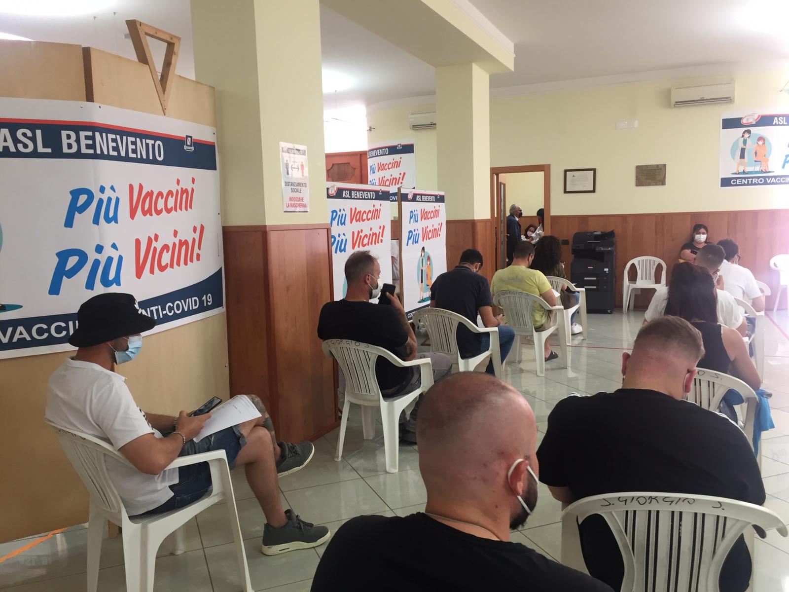 Vaccini Astrazeneca ai giovani, la scienza si confronta