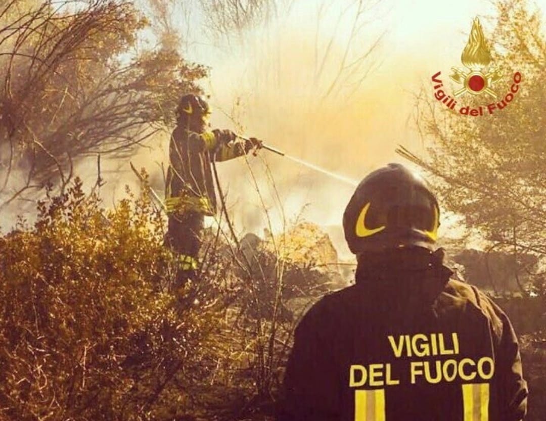 Ariano Irpino| In fiamme fondi coltivati a grano e rotoballe
