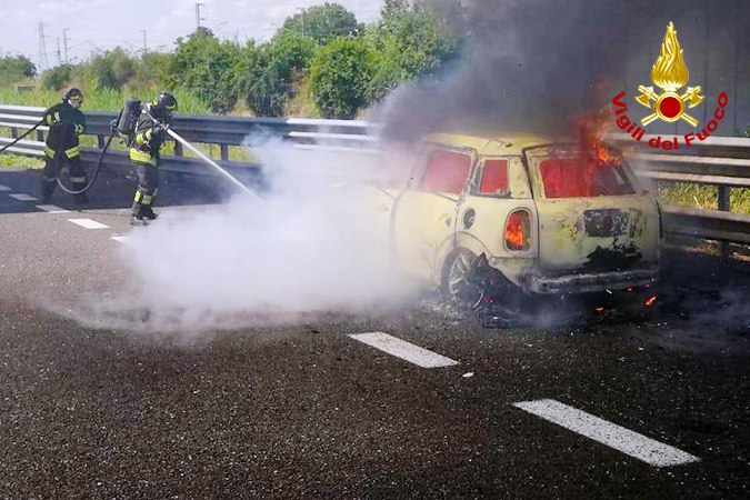 Baiano| Auto in fiamme sull’A16, intervengono i vigili del fuoco