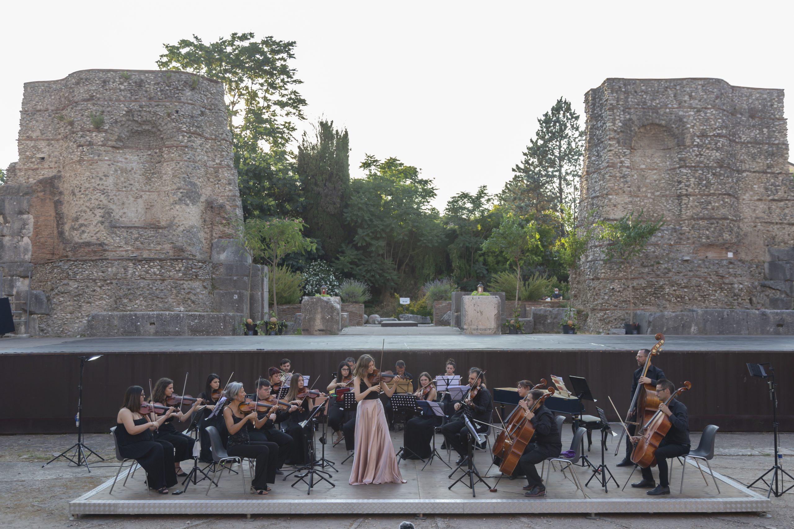 Con “Le Quattro Stagioni” l’OFB trionfa al Teatro Romano nella notte degli europei