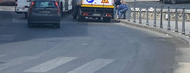 Benevento| Viale dei Rettori, paletti danneggiati e risistemati. Multata 24enne