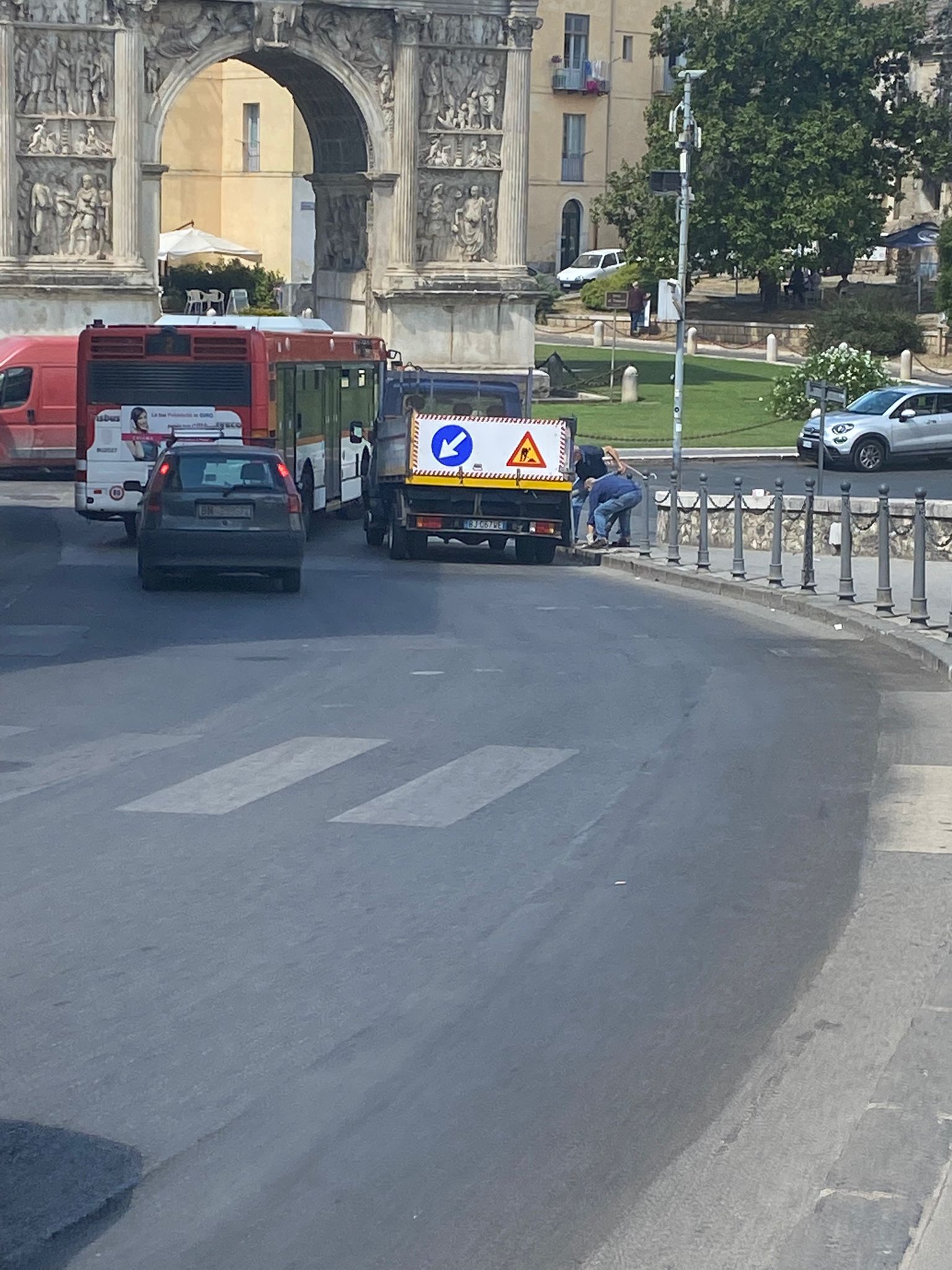 Benevento| Viale dei Rettori, paletti danneggiati e risistemati. Multata 24enne