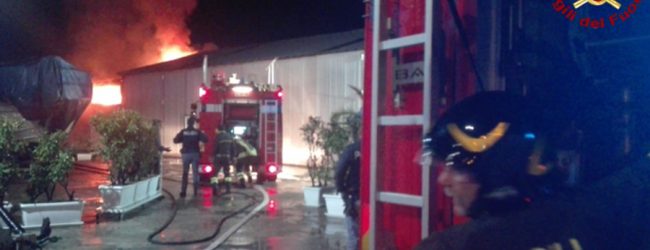 Contrada|Fiamme in un cantiere edile, sul posto Vigili del Fuoco e Carabinieri