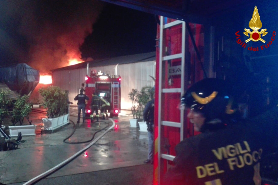 Contrada|Fiamme in un cantiere edile, sul posto Vigili del Fuoco e Carabinieri