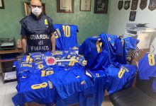 Finanza: sequestrate maglie calcio della Nazionale italiana illecitamente riprodotte, una persona denunciata