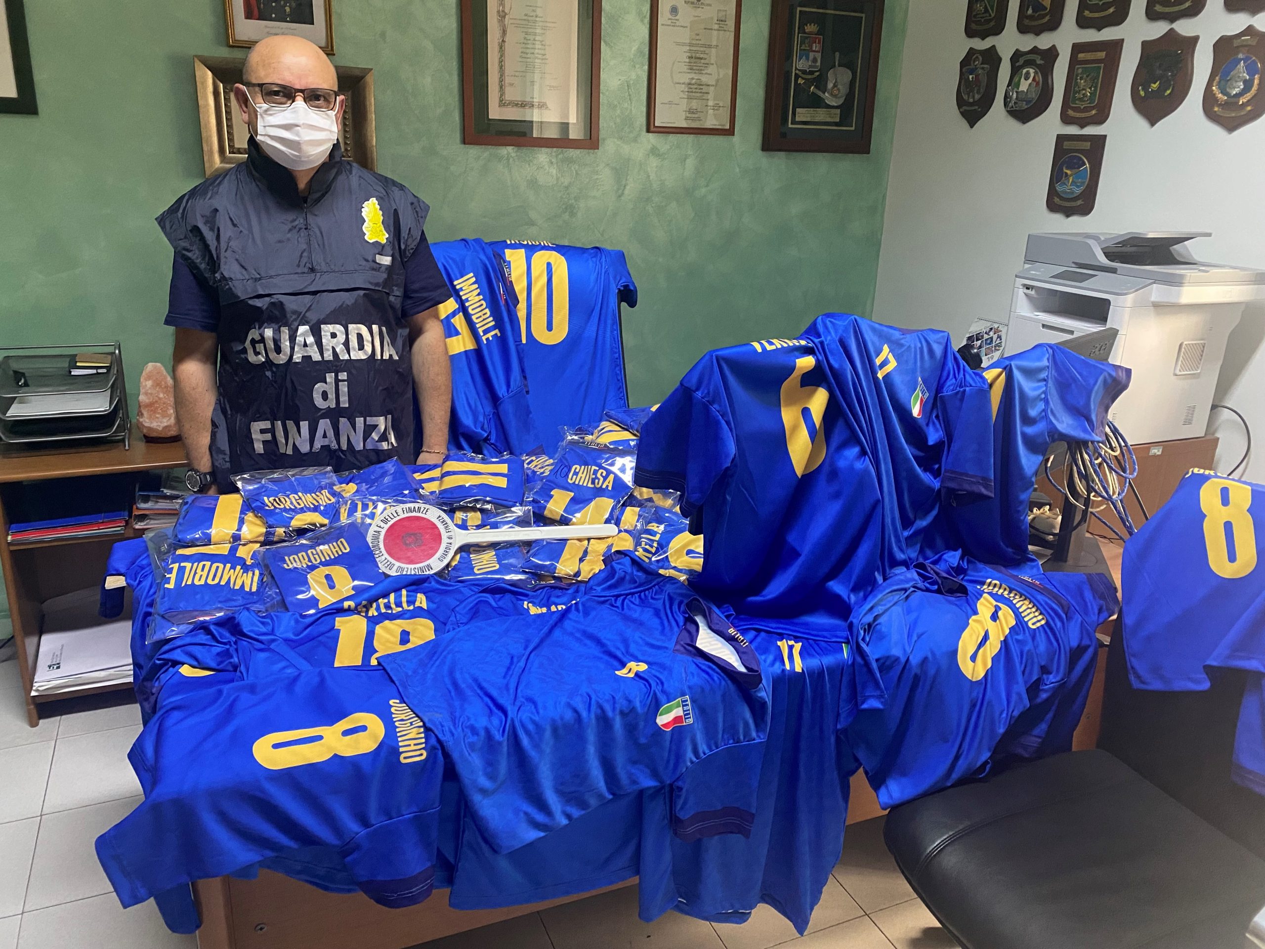 Finanza: sequestrate maglie calcio della Nazionale italiana illecitamente riprodotte, una persona denunciata