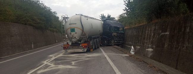 Camion contro muretto lungo la Telesina, illeso l’autista