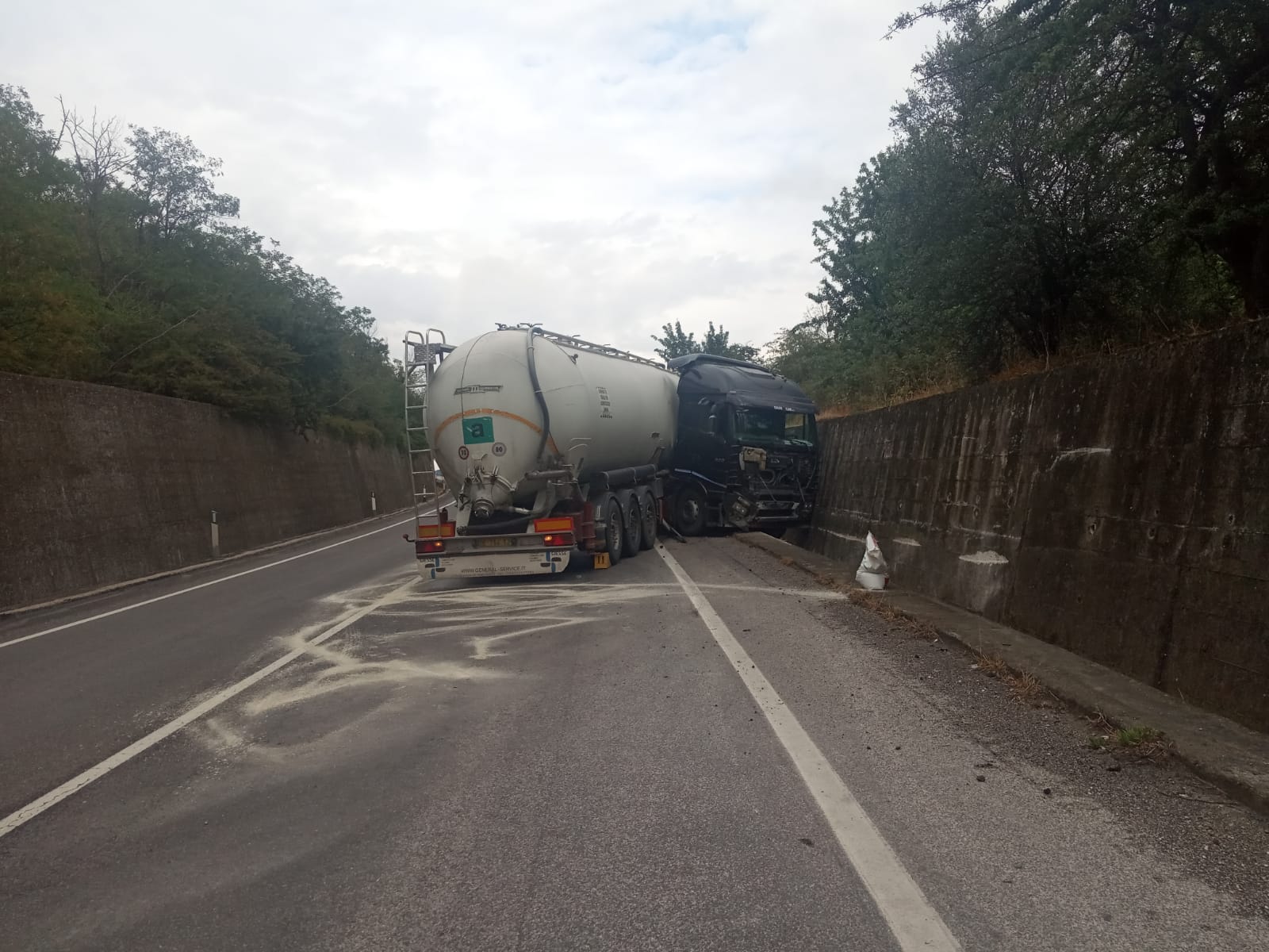 Camion contro muretto lungo la Telesina, illeso l’autista