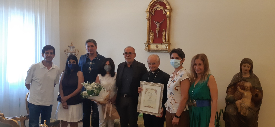 Avellino| Gli Architetti consegnano al vescovo Aiello una pergamena per la sua azione in città