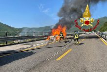 Monteforte Irpino| Auto in fiamme sull’A16 e in via Roma, super lavoro per i vigili del fuoco