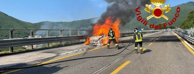 Monteforte Irpino| Auto in fiamme sull’A16 e in via Roma, super lavoro per i vigili del fuoco