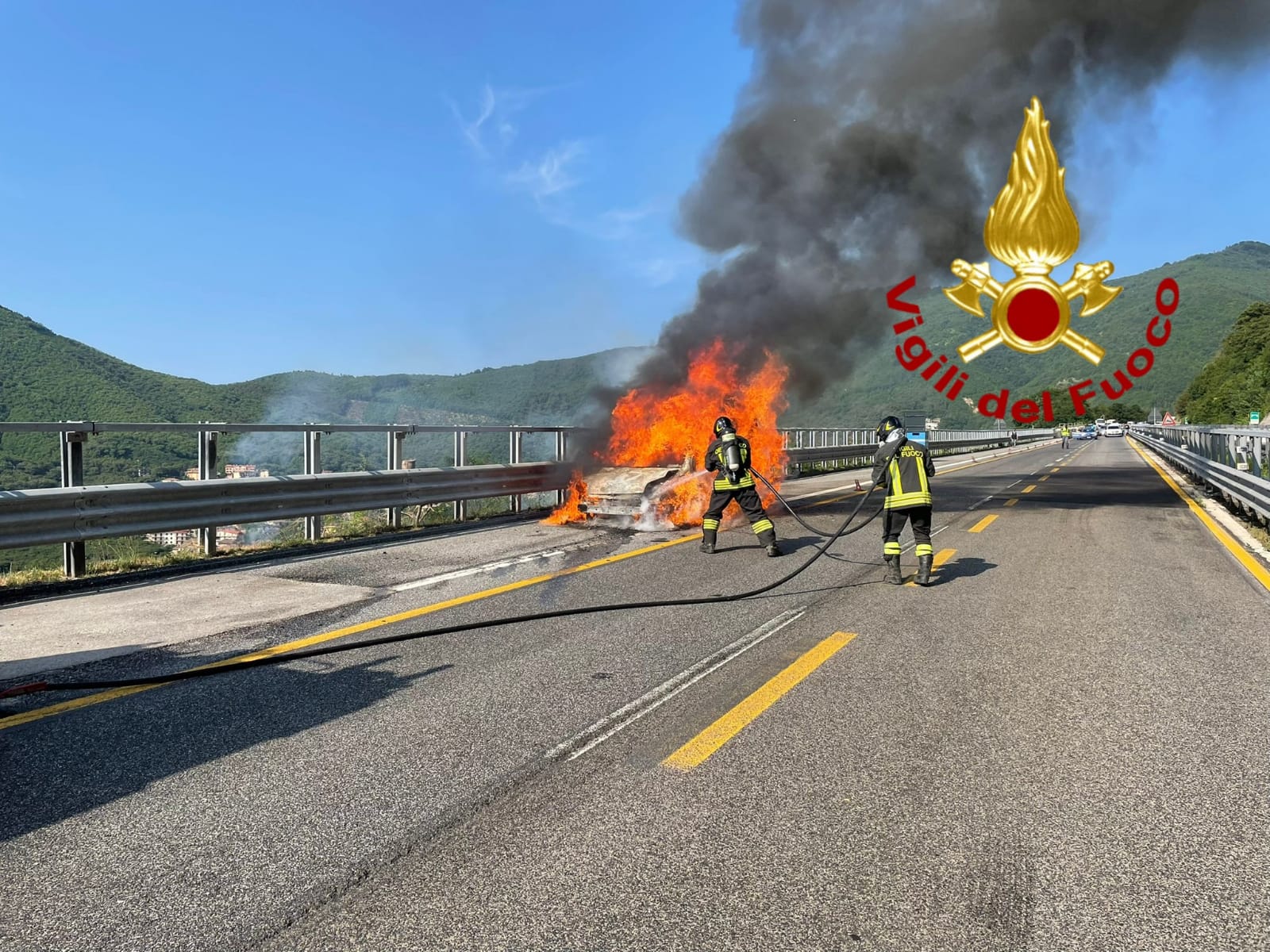 Monteforte Irpino| Auto in fiamme sull’A16 e in via Roma, super lavoro per i vigili del fuoco