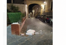 Vandali dinanzi al Comune di Benevento, distrutto il muretto