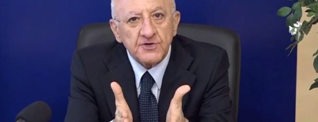 Scuola, De Luca: 70% di immunizzati o tornano in presenza solo i vaccinati