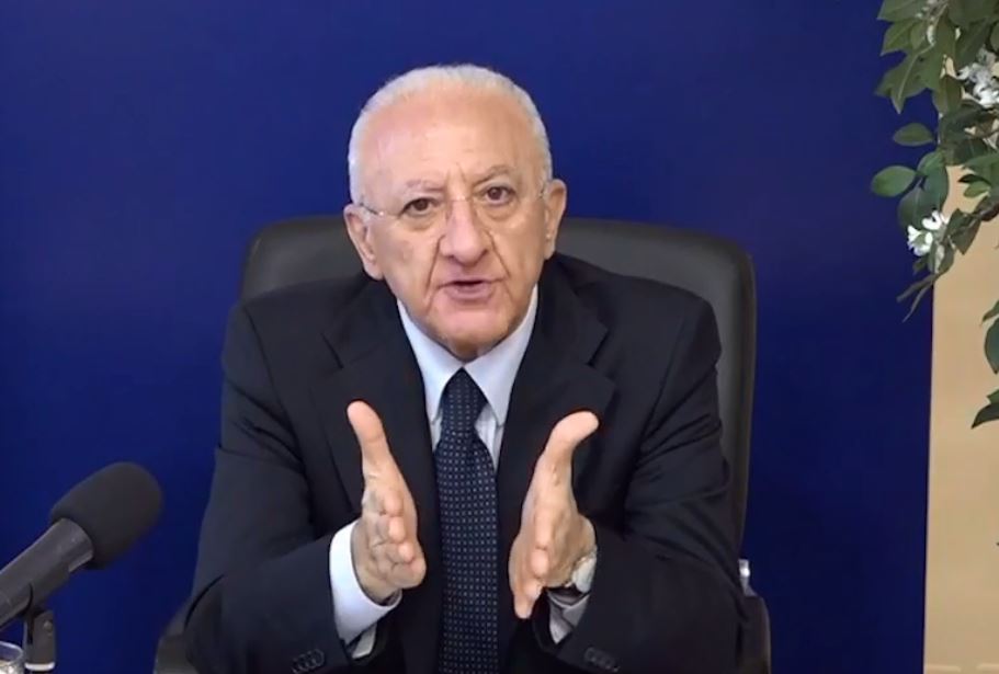 Scuola, De Luca: 70% di immunizzati o tornano in presenza solo i vaccinati