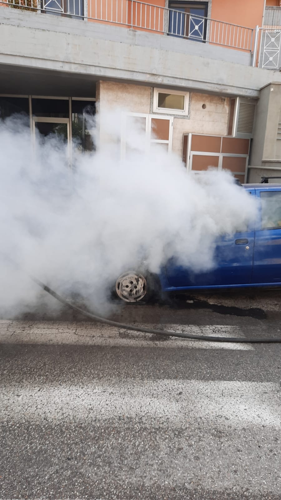 Fiamme in una Fiat Punto, nessun ferito