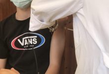 Vaccini, campagna di  massa in Campania: strutture mobili anche fuori scuole