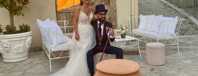 Rossella e Lucio sposi: celebrato il primo matrimonio sulla rupe di Cairano, il borgo della felicità