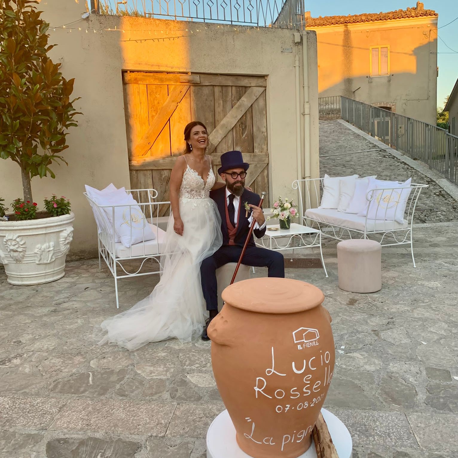 Rossella e Lucio sposi: celebrato il primo matrimonio sulla rupe di Cairano, il borgo della felicità