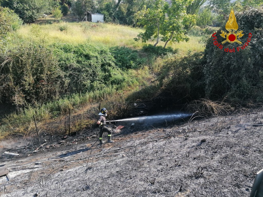 Irpinia in fiamme, decine di incendi: super lavoro per i vigili del fuoco