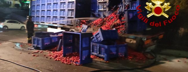 Montoro| Tir di pomodori in fiamme sul raccordo, intervento dei vigili del fuoco