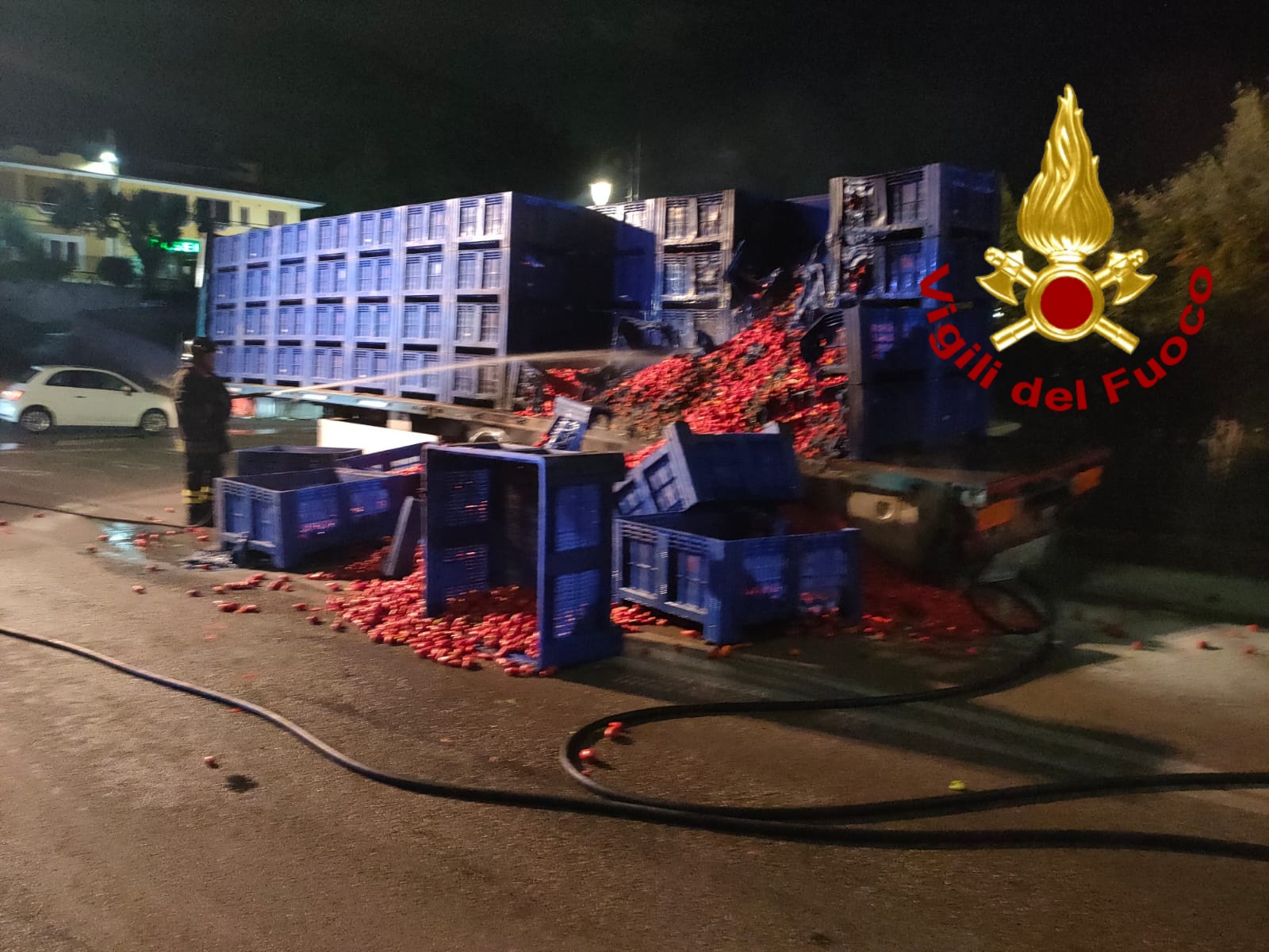 Montoro| Tir di pomodori in fiamme sul raccordo, intervento dei vigili del fuoco