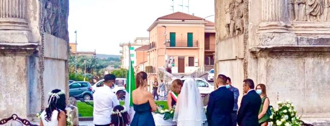 Matrimoni civili, per la prima volta un “si” ai piedi dell’Arco di Traiano di Benevento
