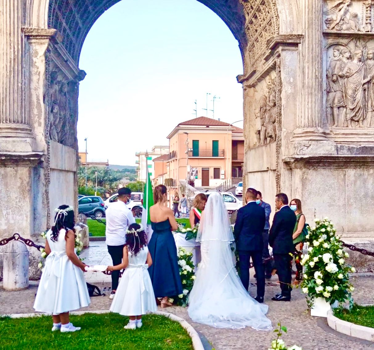 Matrimoni civili, per la prima volta un “si” ai piedi dell’Arco di Traiano di Benevento