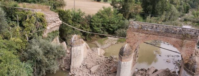 Crolla ponte storico ad Apice, l’amministrazione comunale: “Tante richieste di intervento alla Provincia, mai avuto risposta”