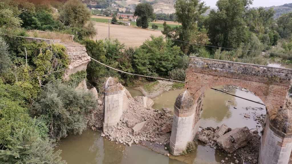 Crolla ponte storico ad Apice, l’amministrazione comunale: “Tante richieste di intervento alla Provincia, mai avuto risposta”
