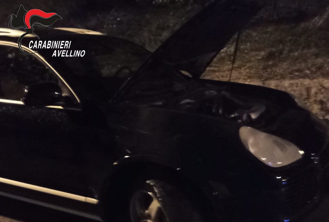 Pratola Serra| Porsche Cayenne in fiamme nella notte, i carabinieri indagano per incendio doloso