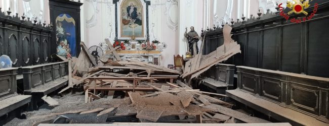 Taurano| Crolla il soffitto della Chiesa dell’Assunta, i pompieri “mettono in salvo” le statue sacre