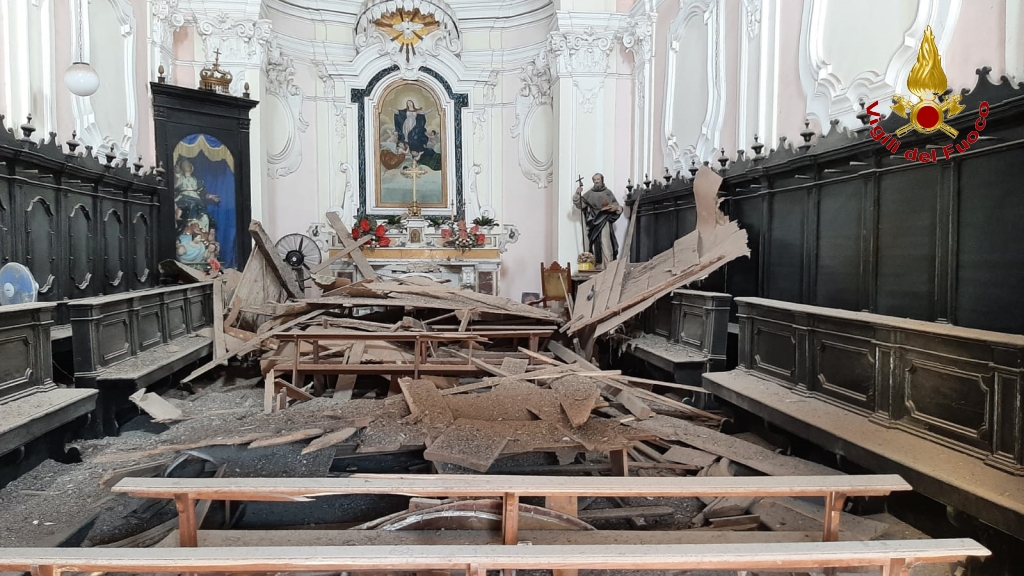 Taurano| Crolla il soffitto della Chiesa dell’Assunta, i pompieri “mettono in salvo” le statue sacre