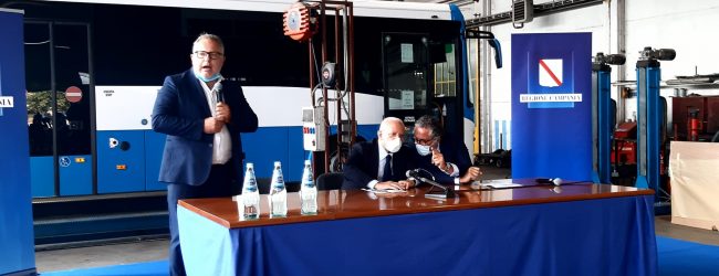 Avellino| De Luca fa visita all’Air: 1500 assunzioni nel settore Trasporti. E ai nuovi autisti: senza vaccino non si lavora