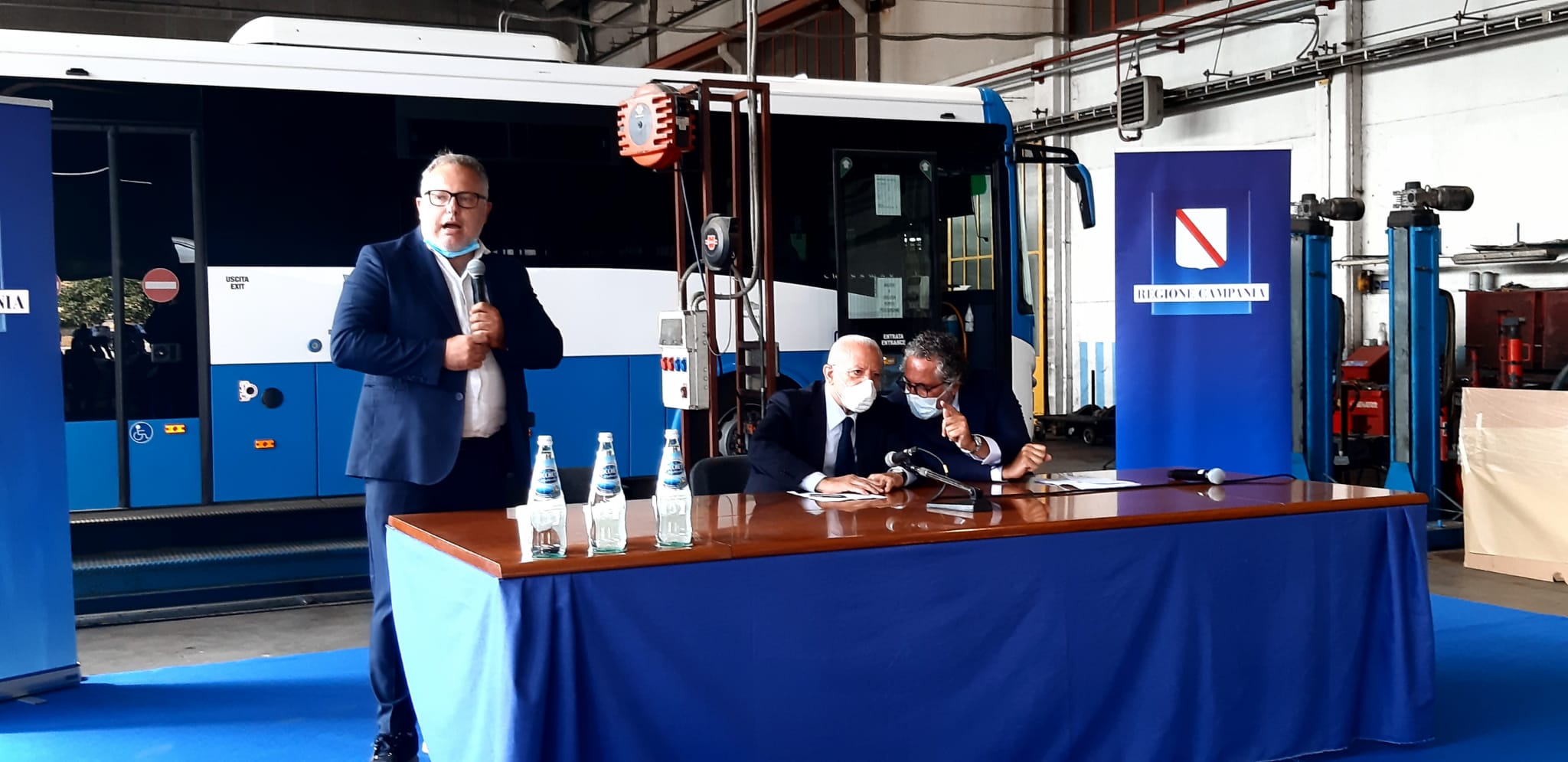 Avellino| De Luca fa visita all’Air: 1500 assunzioni nel settore Trasporti. E ai nuovi autisti: senza vaccino non si lavora