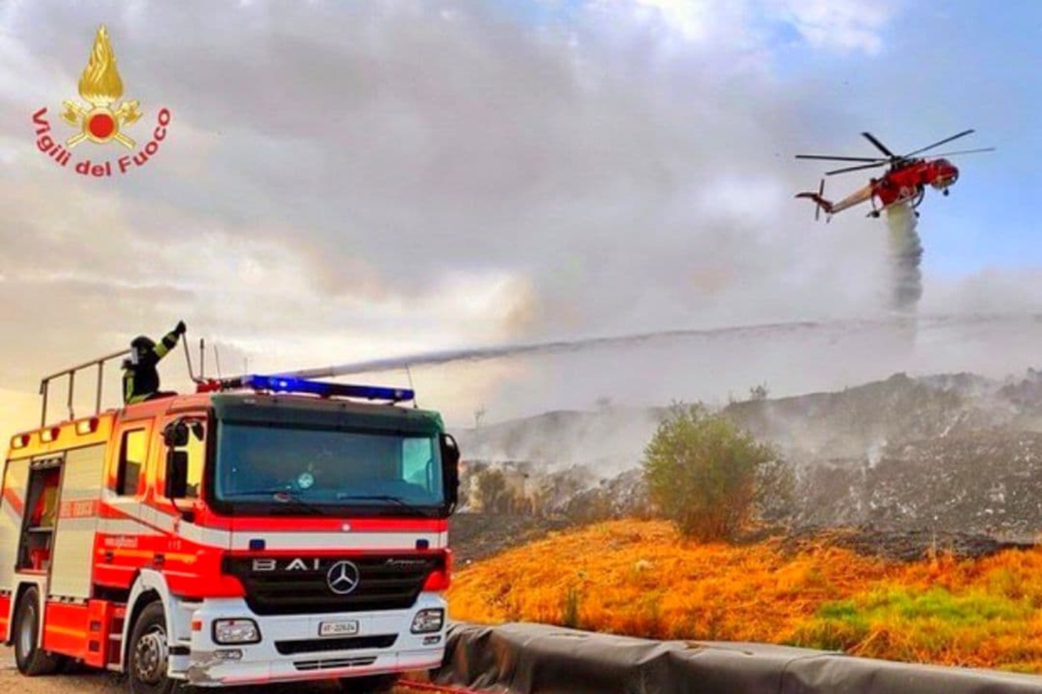 Incendi in Irpinia: impegnate tutte le squadre dei vigili del fuoco e un elicottero. Continuano le ricerche della scomparsa con droni e unità cinofile
