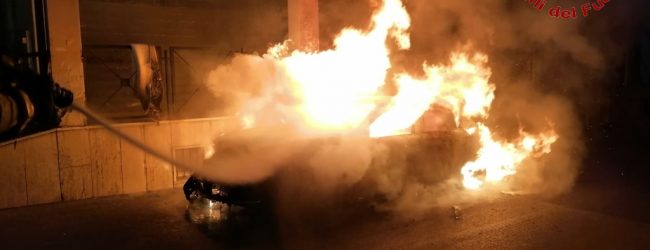 Solofra| Auto in fiamme nella notte in via Aldo Moro, indagano i carabinieri