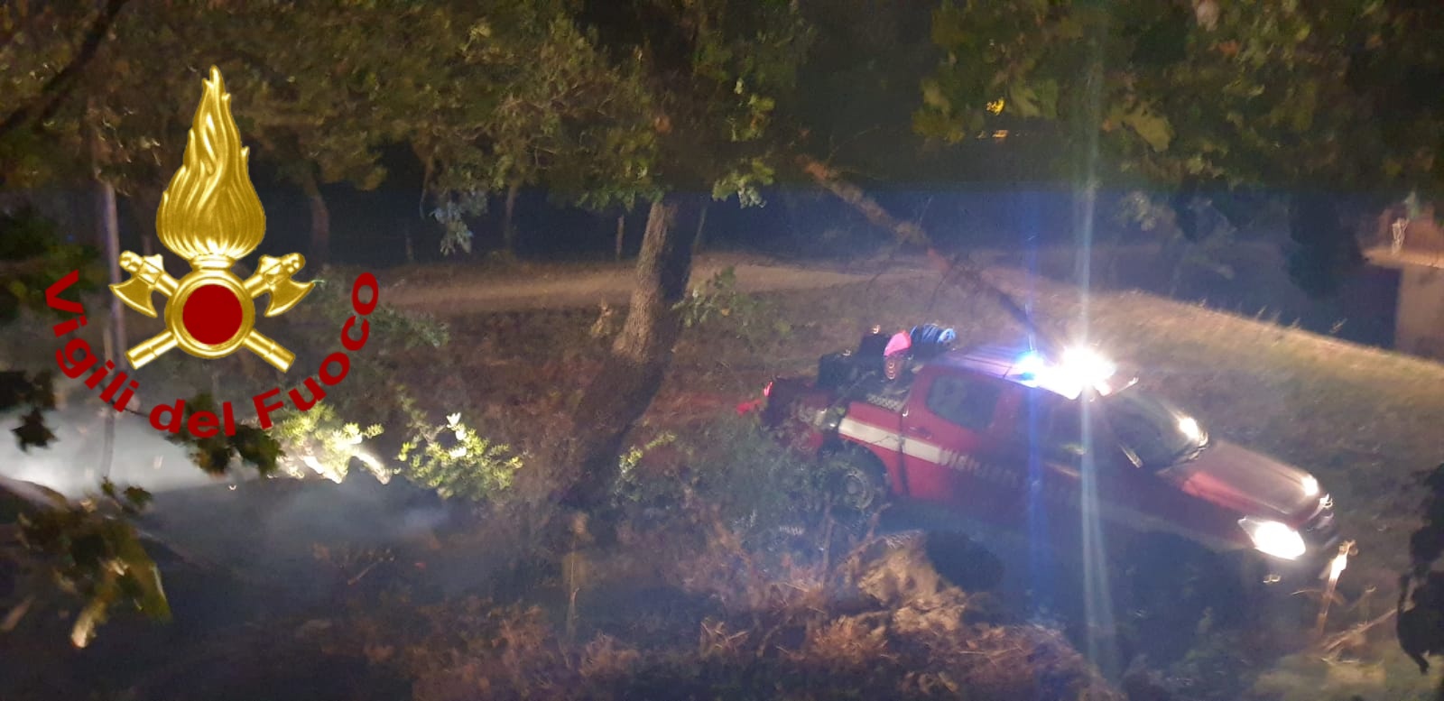 Incendio a Bagnoli Irpino, a fuoco legna, due furgoni e un fuoristrada