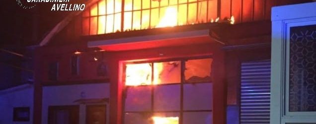 Pietradefusi| In fiamme opificio, danni anche a due capannoni adiacenti