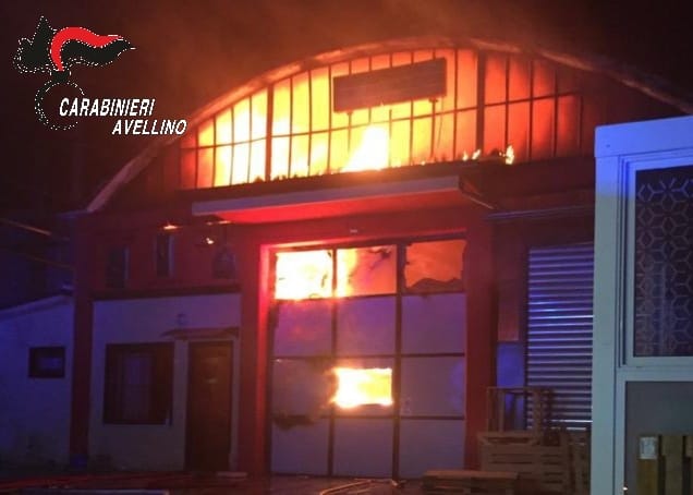 Pietradefusi| In fiamme opificio, danni anche a due capannoni adiacenti