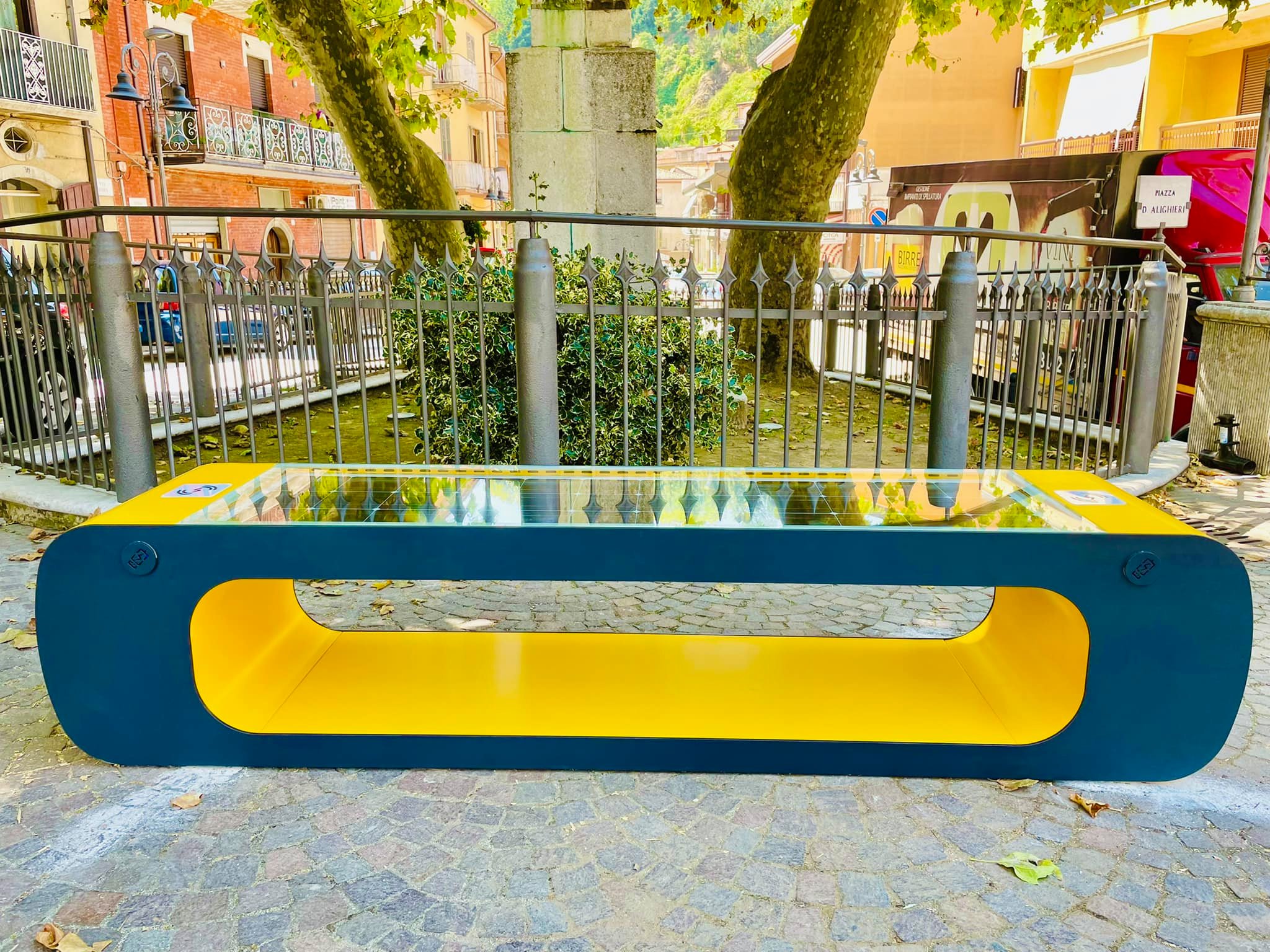 Chiusano San Domenico| Iniziata l’installazione delle panchine intelligenti, con wifi e ricarica energetica